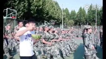 吃瓜看别人军训