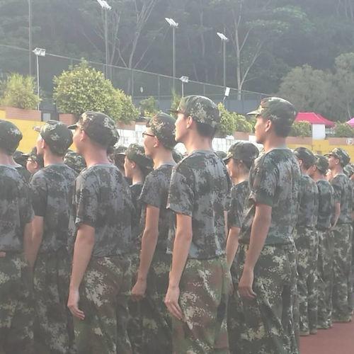 吃瓜看别人军训