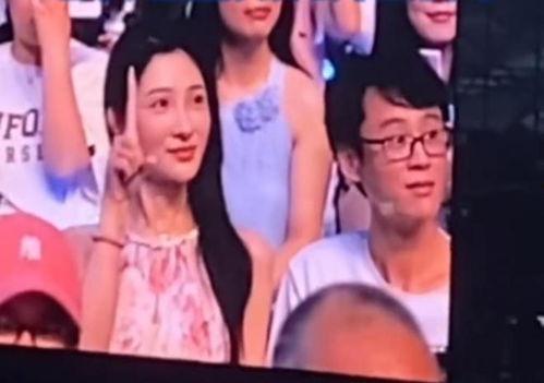 眼镜女孩吃瓜,一场甜蜜的误会