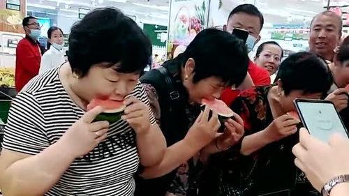 大妈吃瓜比赛,欢乐盛宴，瓜香四溢